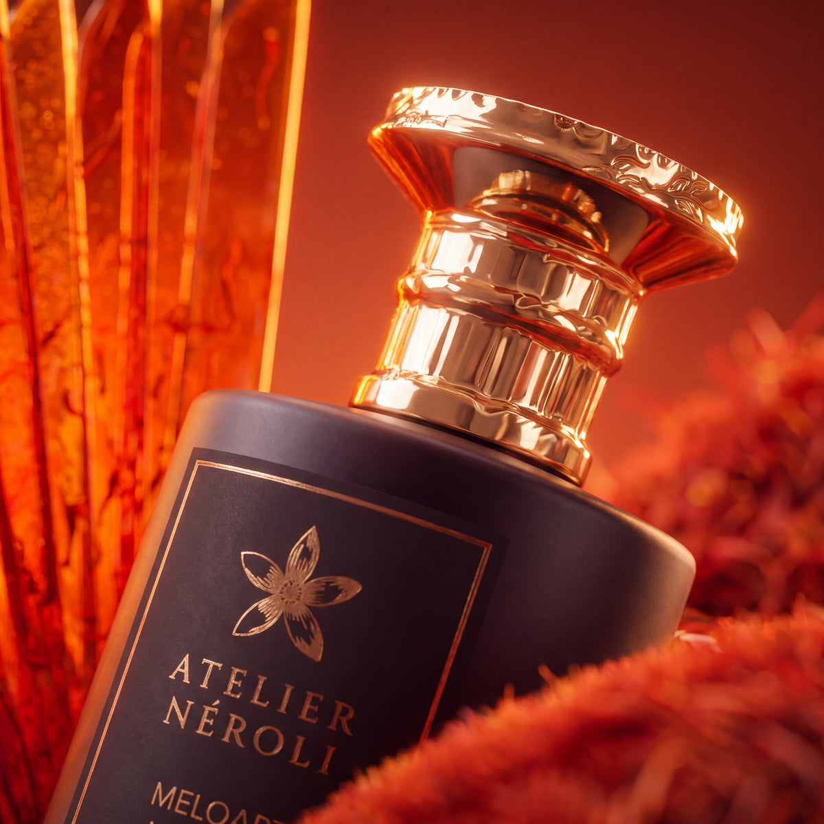 Détail du flacon de Melqart — capot ciselé et étiquette — Collection Minuit N°03 — Atelier Néroli